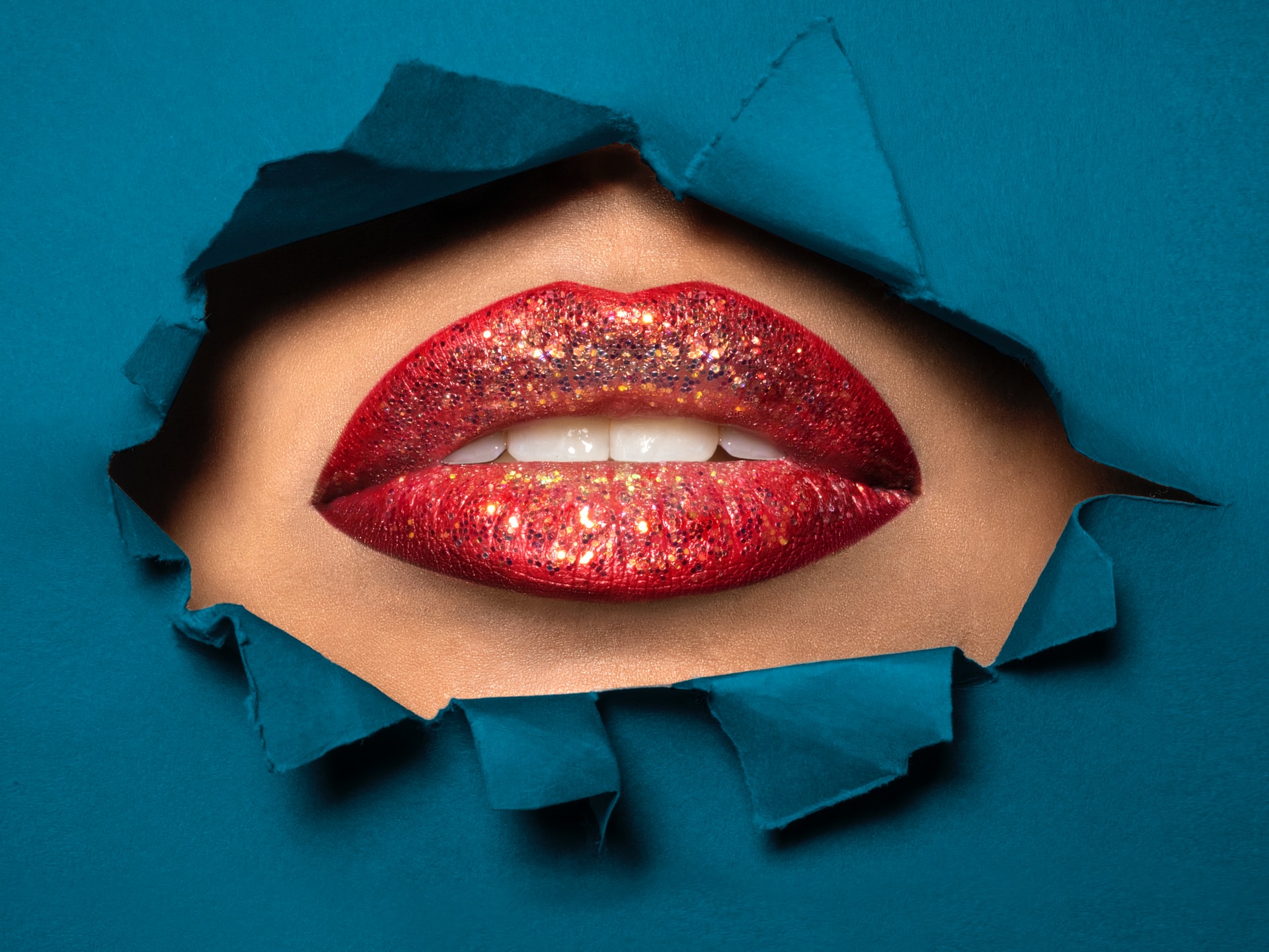 ¿Cómo darle mayor volumen a tus labios?
